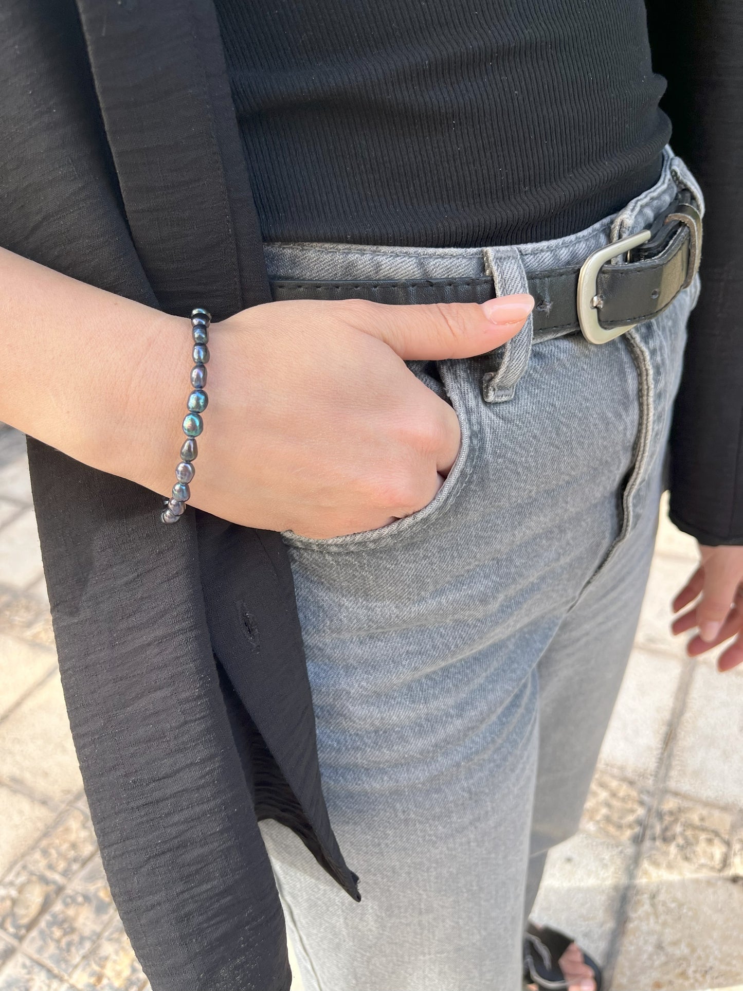 צמיד פנינים שחור מהסרטים