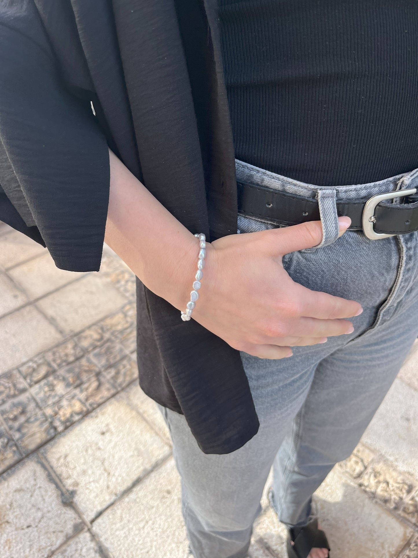 צמיד פנינים אפור