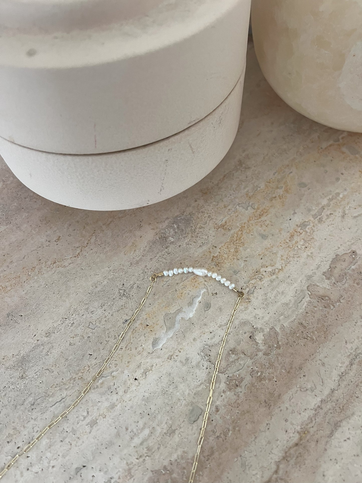 שרשרת זהב ופנינים נגיעה של קסם