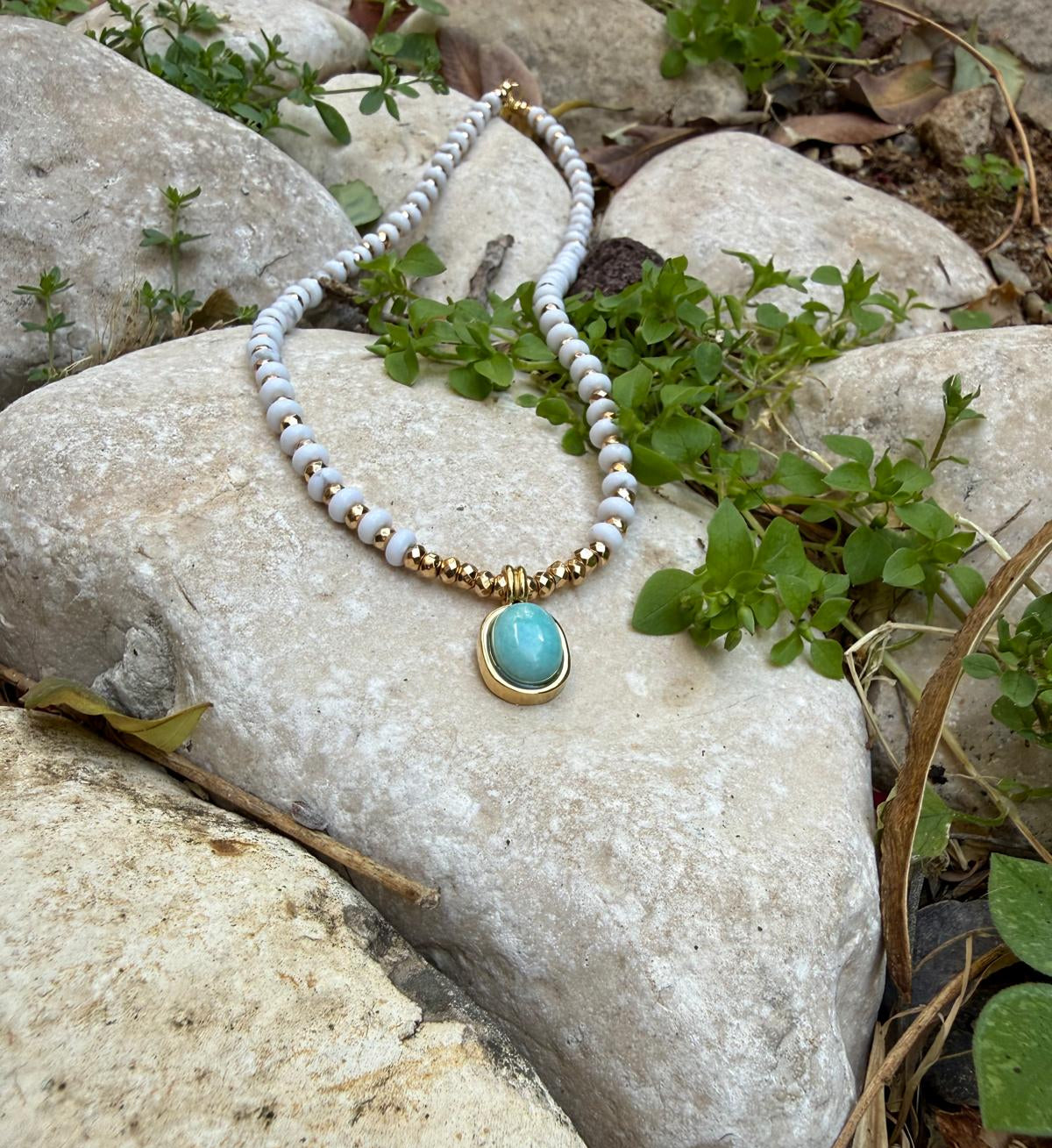 שרשרת אבנים קוקוס בחוף