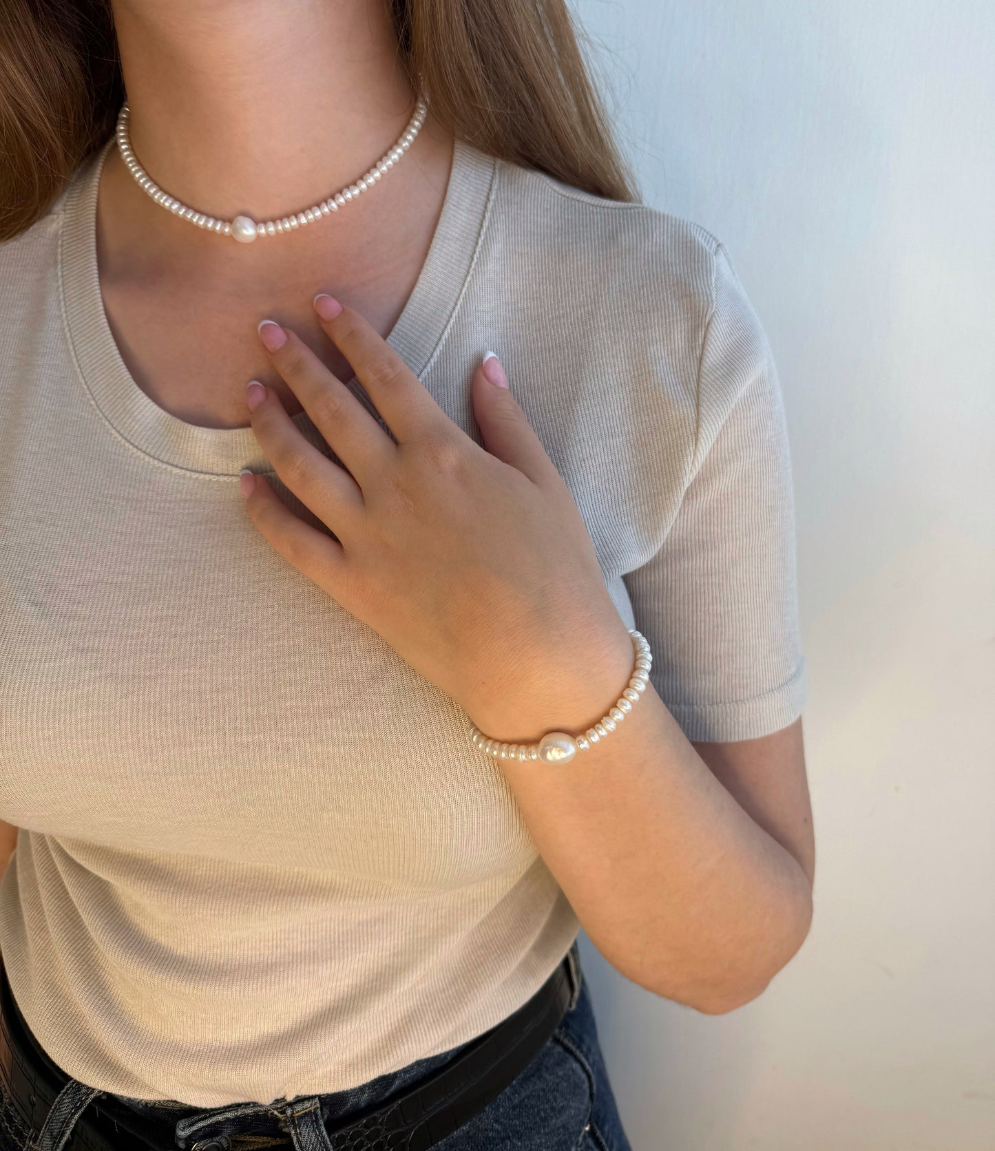 צמיד פנינה על הבמה