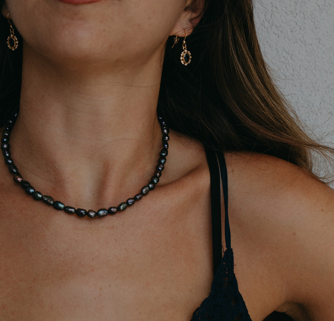 סט שרשרת ועגילים: שרשרת פנינים שחור מהסרטים ועגילי זהב כחול דרמטי