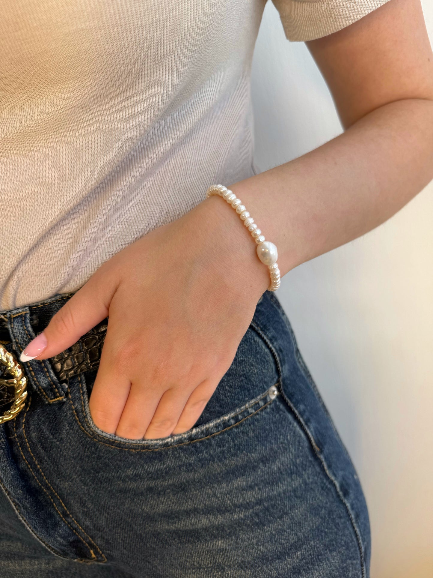 צמיד פנינה על הבמה