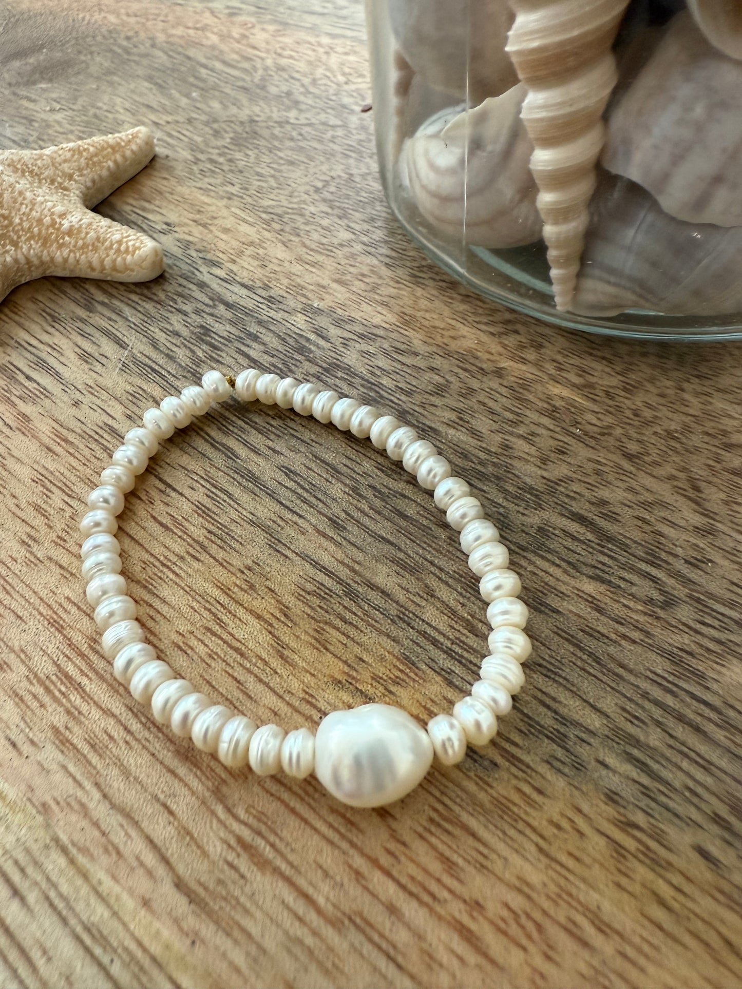 צמיד פנינה על הבמה