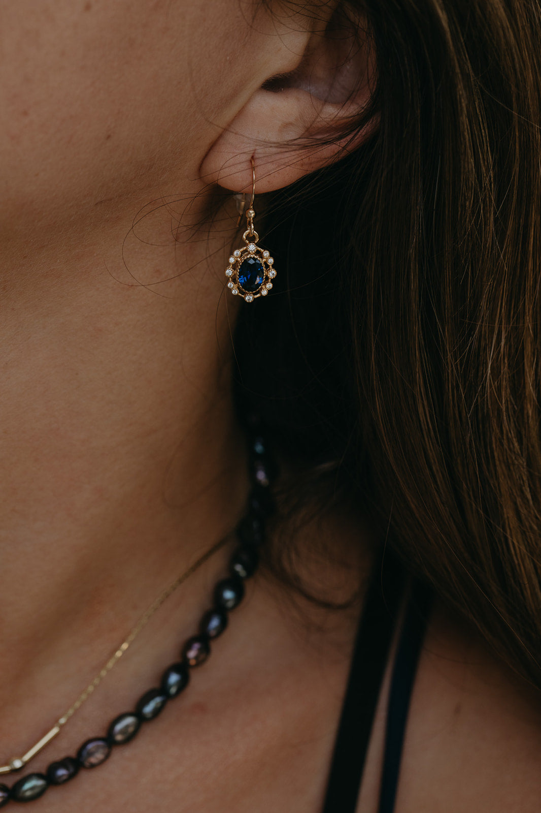 סט שרשרת ועגילים: שרשרת פנינים שחור מהסרטים ועגילי זהב כחול דרמטי