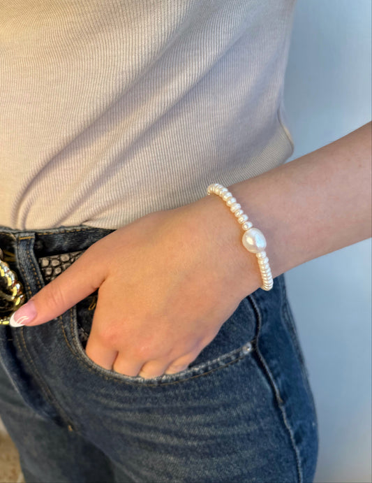 צמיד פנינה על הבמה