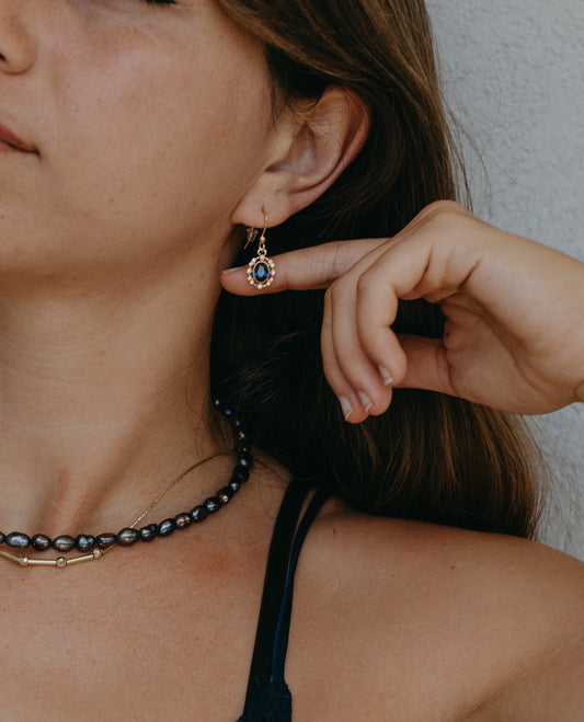 סט שרשרת ועגילים: שרשרת פנינים שחור מהסרטים ועגילי זהב כחול דרמטי