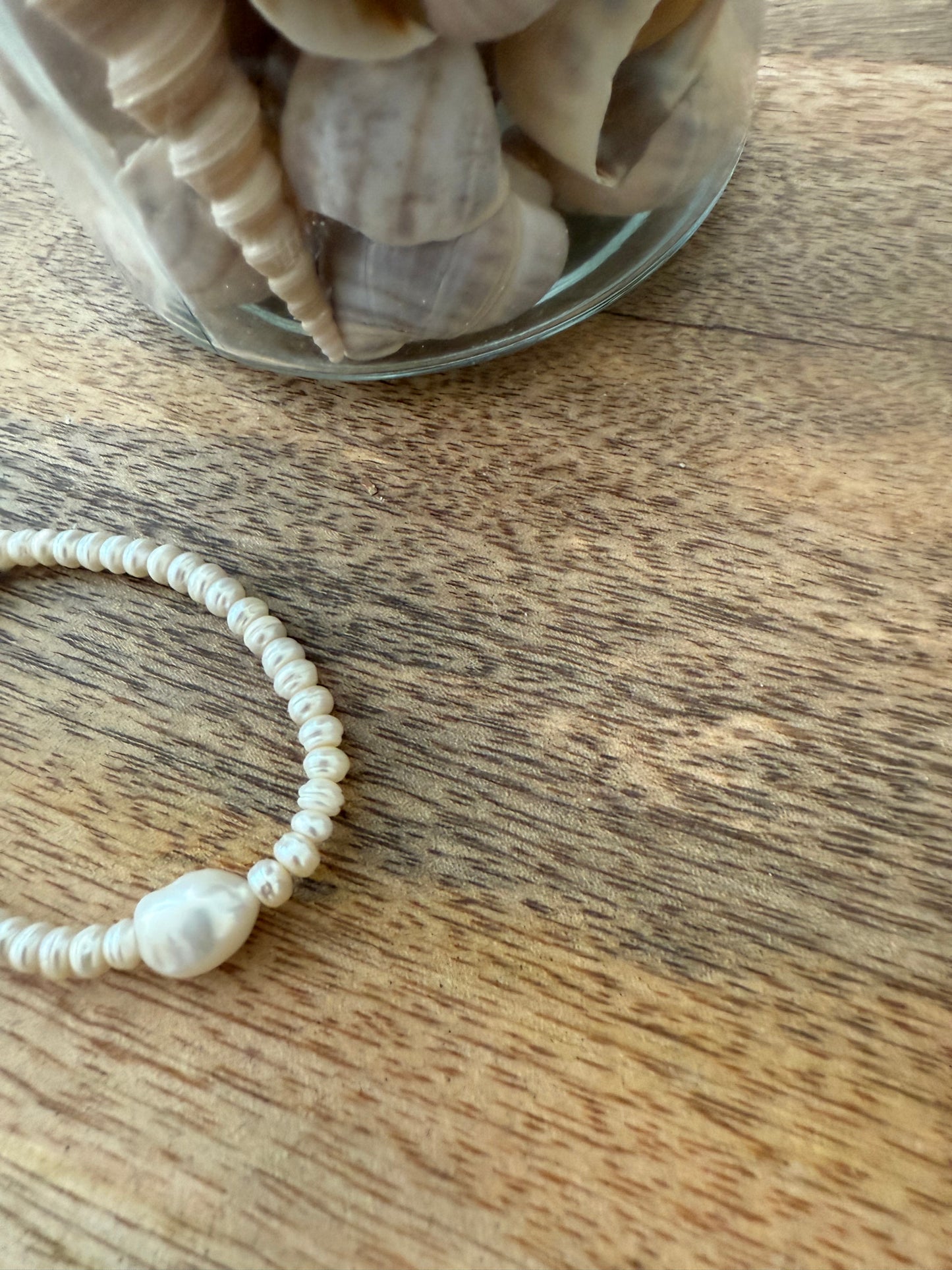 צמיד פנינה על הבמה