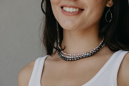 סט 3 שרשראות פנינים מהסרטים: ורוד-סגול, אפור ושחור