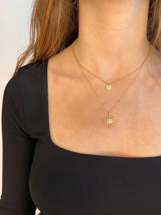 תמונה של סט 2 שרשראות: תליון כוכב עגול זהב ותליון שמש זהב - תכשיט בעבודת יד בעיצוב ישראלי