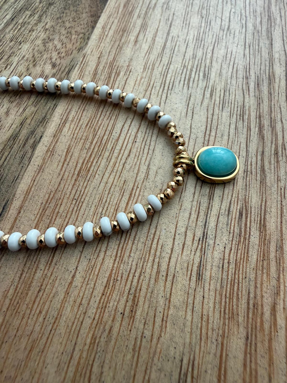 שרשרת אבנים קוקוס בחוף