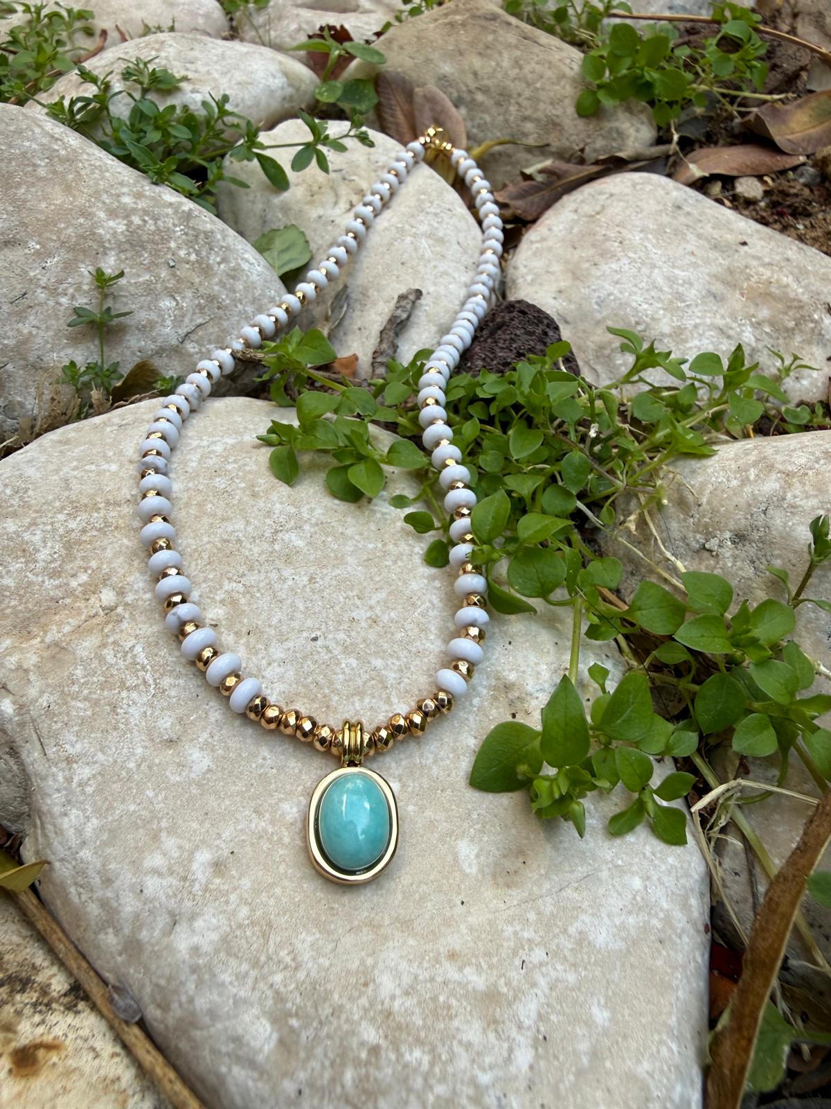 שרשרת אבנים קוקוס בחוף